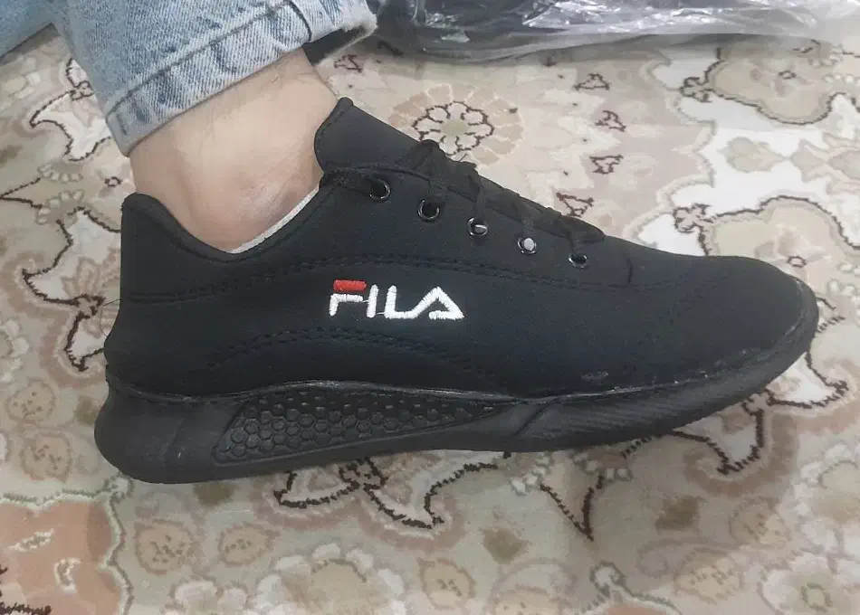 تعدادی کفش نو|کیف، کفش، کمربند|پرند, فاز ۵|دیوار