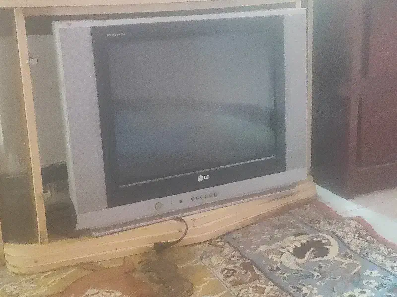 فروش تلویزون ۲۱ ال جی ب همراه دستگاه دیجیتال|تلویزیون و پروژکتور|سیرجان, |دیوار
