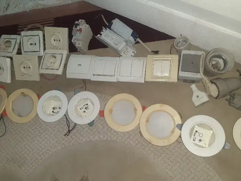 تعدادی پریز برق وغیره|لامپ و چراغ|فردیس, شهرک ارم|دیوار