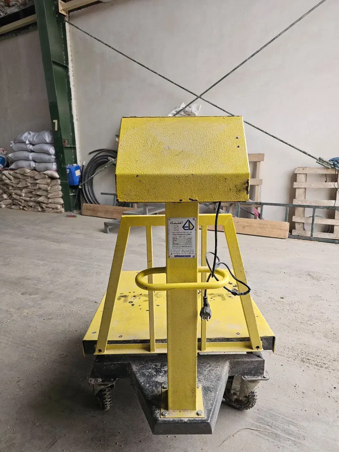 باسکول ۷۰۰ کیلویی اعتماد|ابزارآلات|آمل, |دیوار