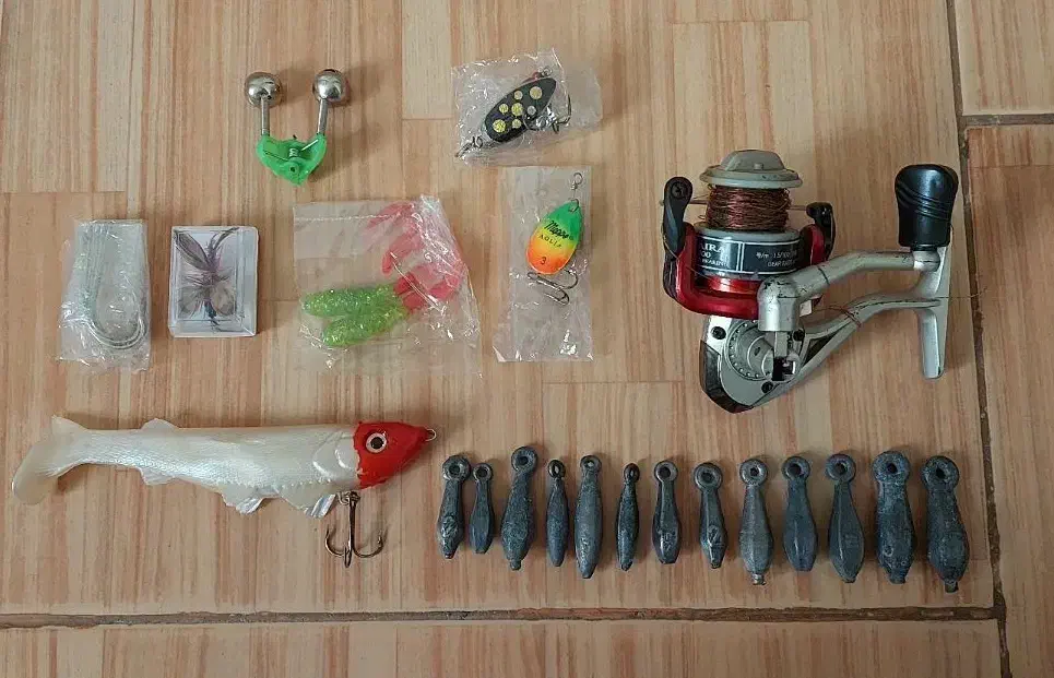تعدادی لوازم ماهیگیری لانسه و قلاب و چرخ ماهیگیری|ماهیگیری|کرج, شاهین‌ویلا|دیوار