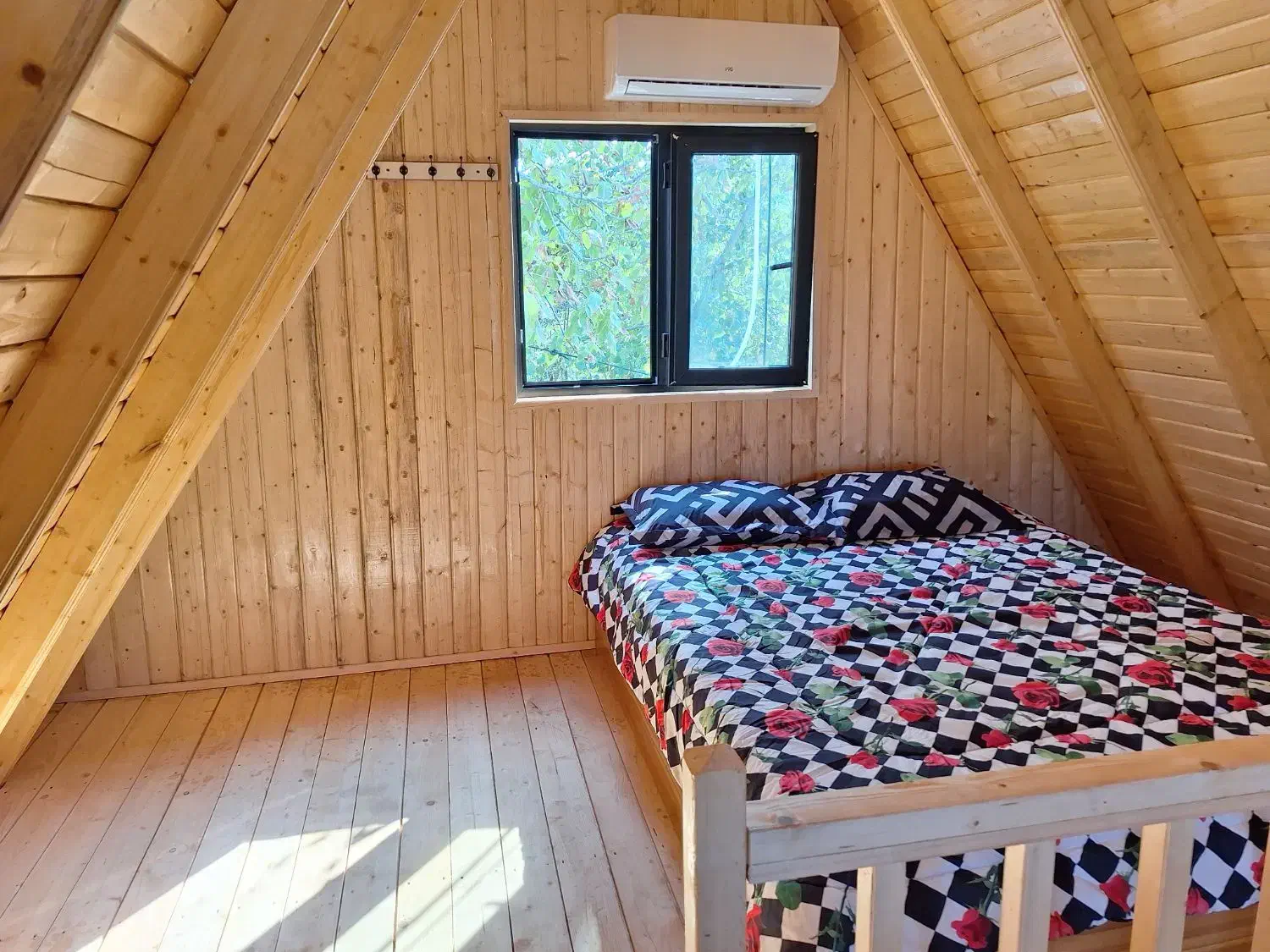 کلبه سویسی دوخوابه با استخر سرپوشیده|اجارهٔ کوتاهمدت ویلا و باغ|فومن, |دیوار