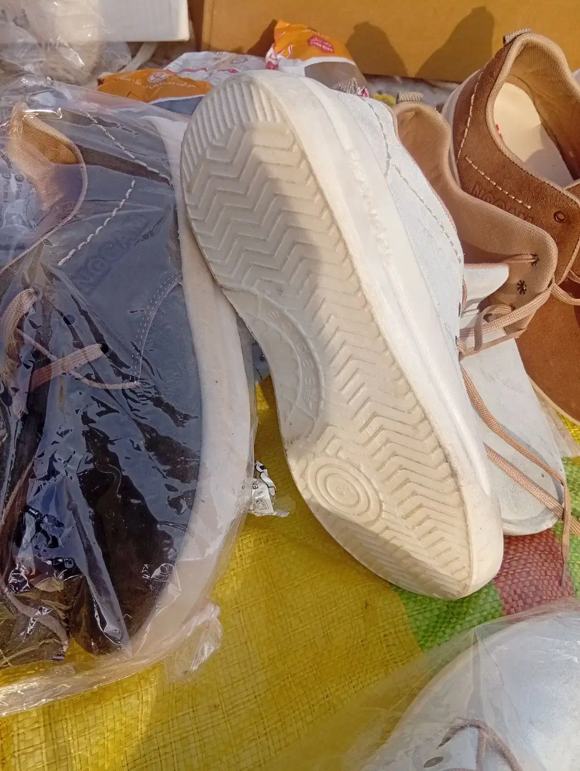 کفش|کیف، کفش، کمربند|خسروشاه, |دیوار