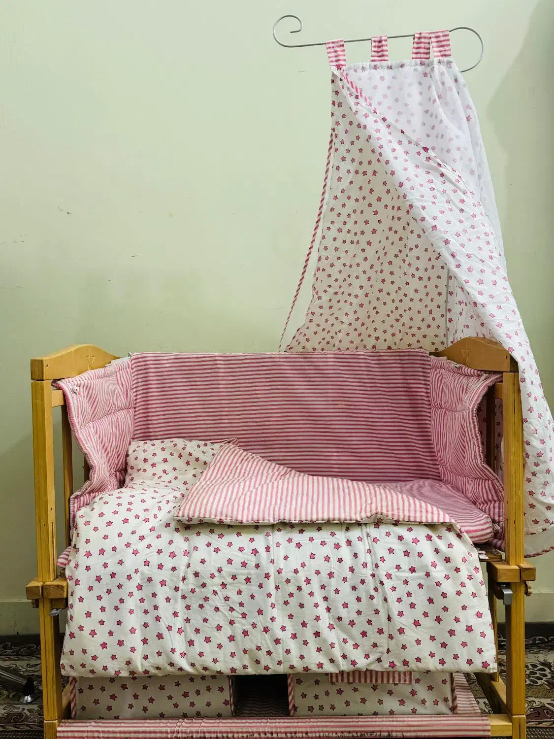 تخت کنار مادر و گهواره نوزادی|تخت و صندلی بچه|برازجان, |دیوار