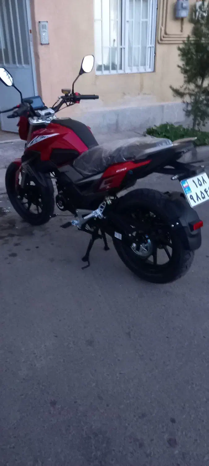 موتور DS230|موتورسیکلت|پرند, فاز ۶|دیوار