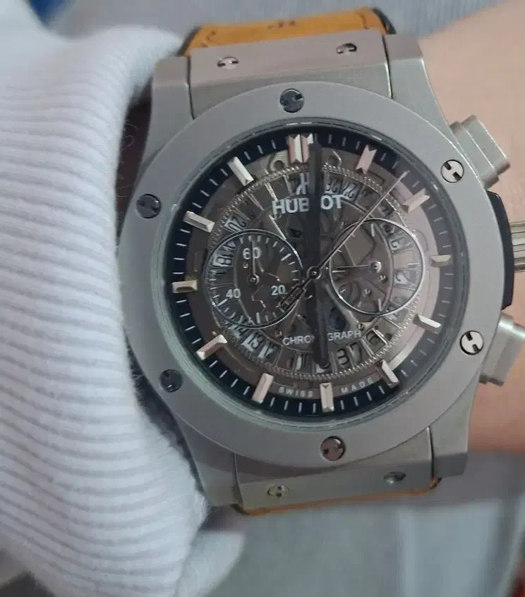 ساعت هابلوت|ساعت|شاهینشهر, شیخ بهایی|دیوار