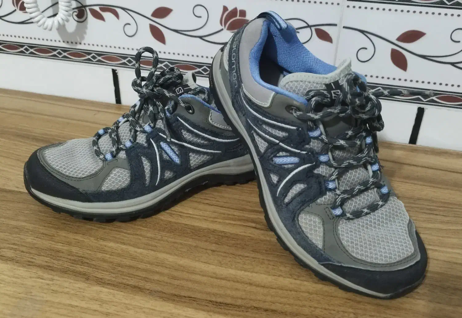 کفش|کیف، کفش، کمربند|کبودرآهنگ, |دیوار