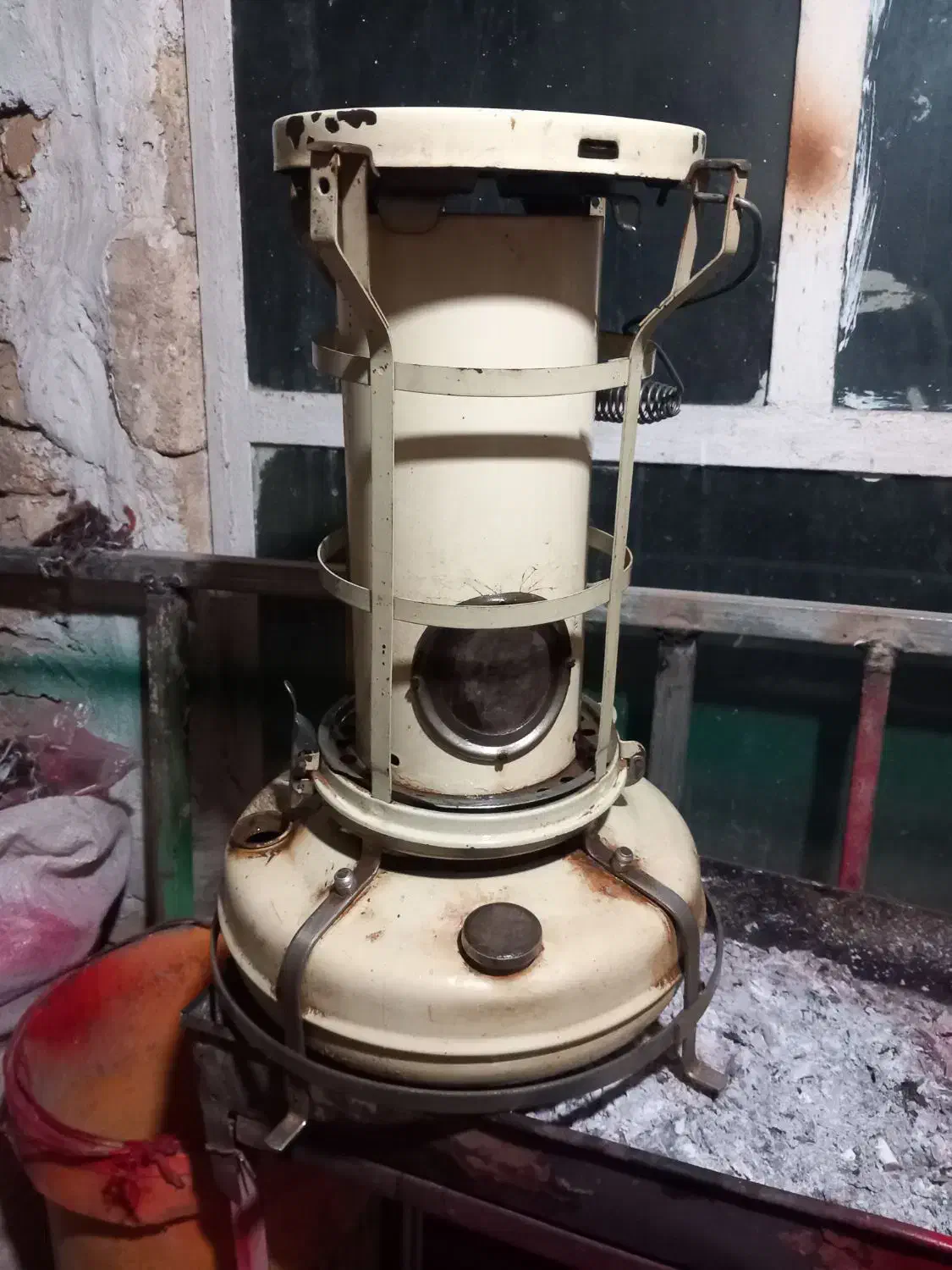 چراغ نفتی|کلکسیون اشیاء عتیقه|اراک, |دیوار