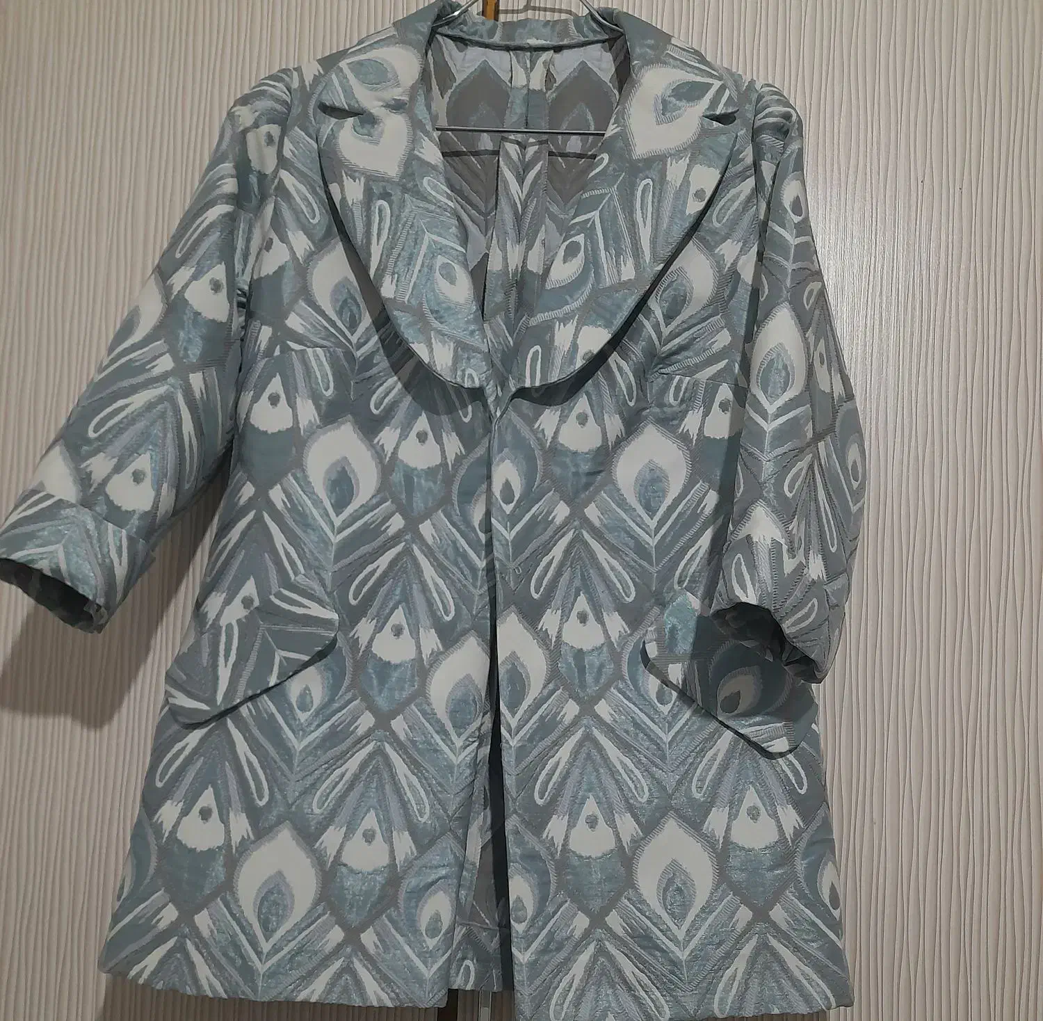 کت مجلسی|لباس|میانه, |دیوار