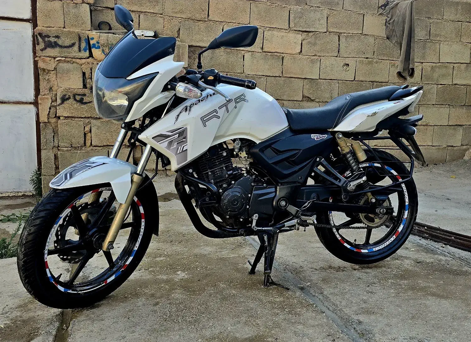 اپاچی|موتورسیکلت|چرداول, |دیوار