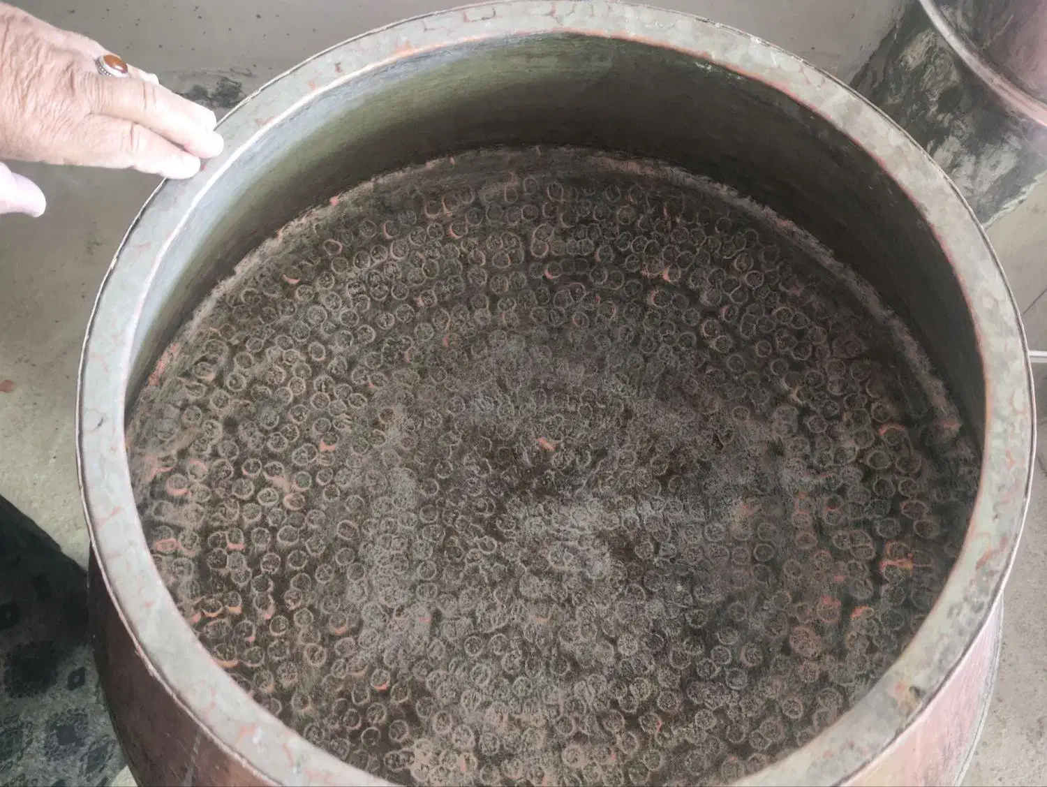 دیگ مسی خیلی قدیمی|کلکسیون اشیاء عتیقه|هرسین, |دیوار