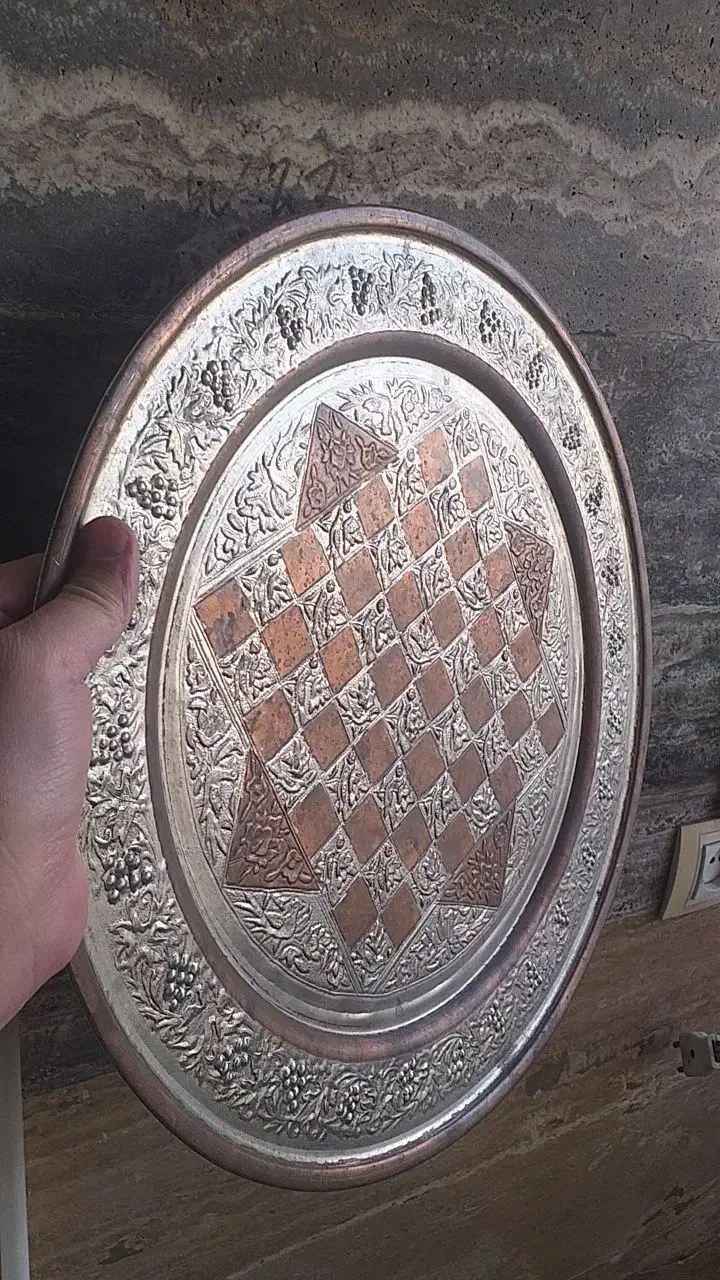 انواع دیوارکوب و لیوان برنجی همگی قدیمی و نقشدار|کلکسیون اشیاء عتیقه|بیرجند, |دیوار