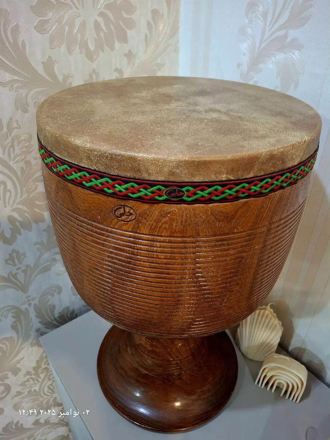 تنبک حلمی با چوب یک تکه با دهانه ۲۸|سازهای سنتی|اهواز, کوروش|دیوار