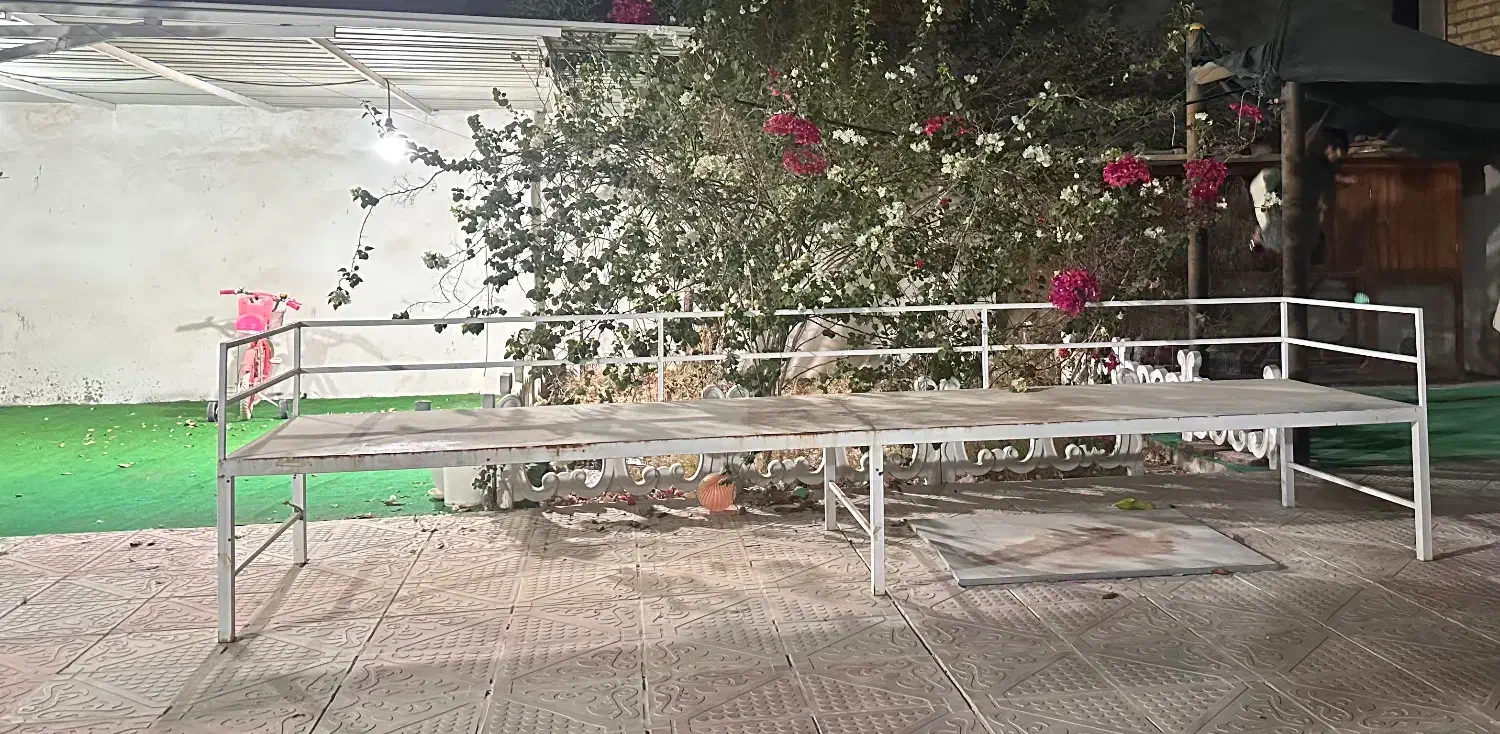 تخت فلزی محکم و سنگین|صندلی و نیمکت|لامرد, |دیوار