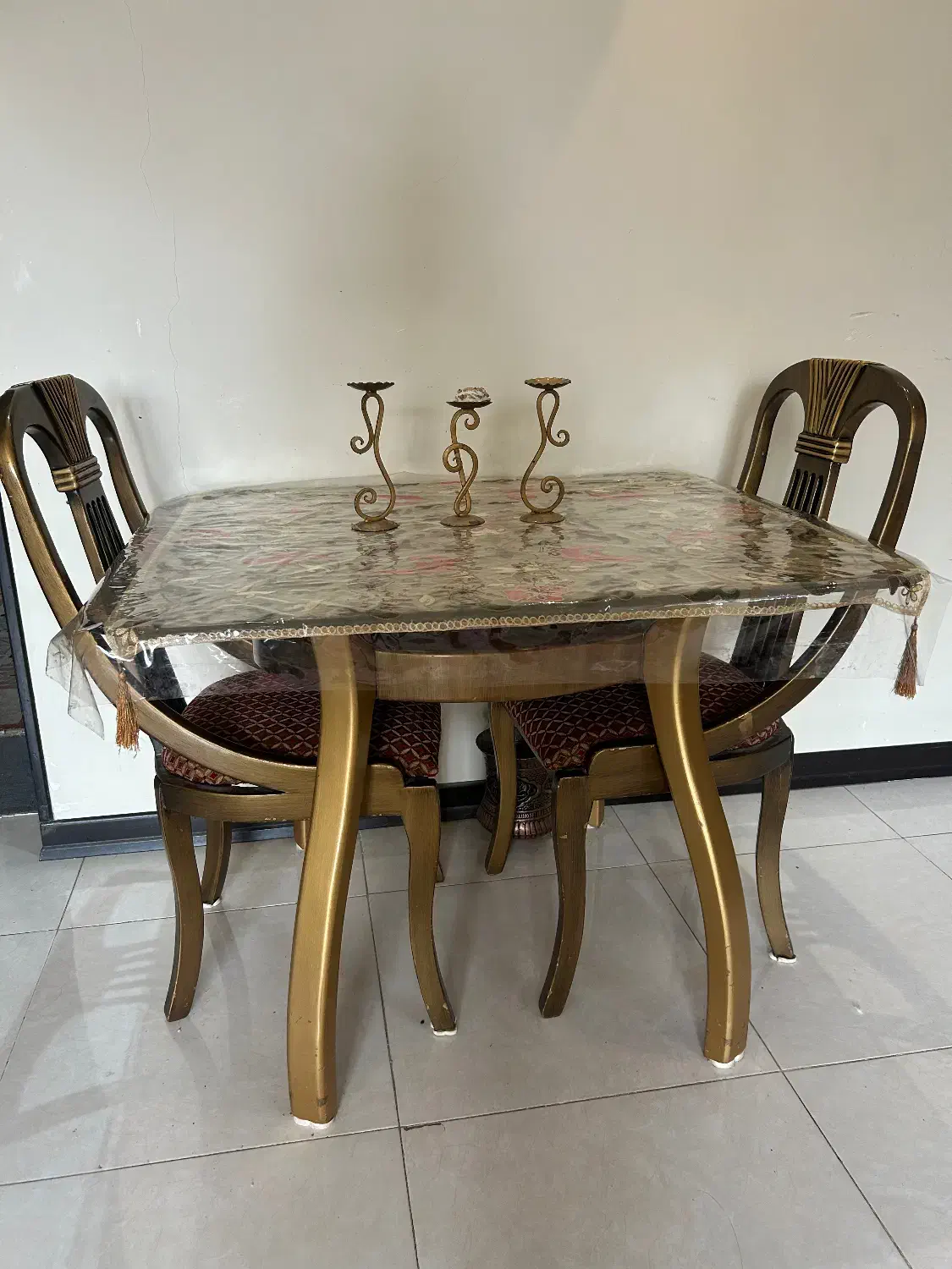 میز|میز و صندلی غذاخوری|اصفهان, جاوان|دیوار