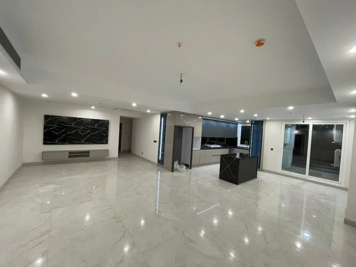 اجاره ۱۲۷متر/ برج برند / نورگیر / دریاچه/ سه خواب