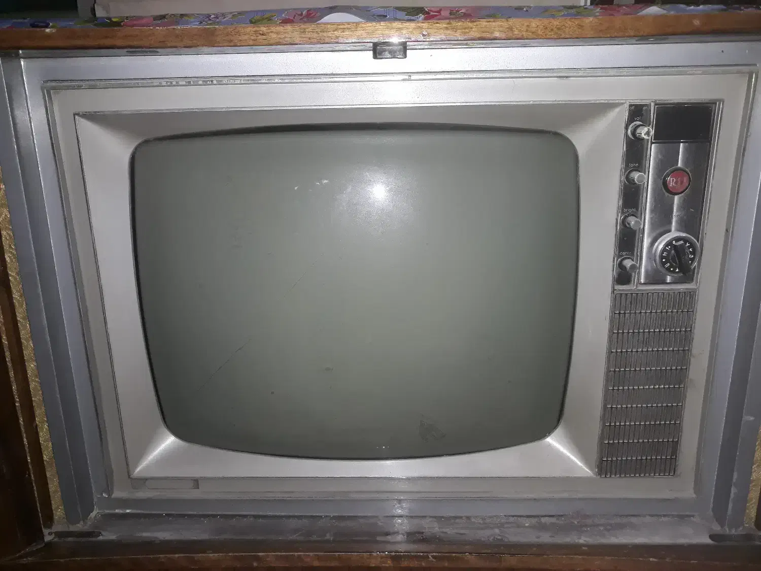 فروش یک تلویزیون قدیمی سیاه و سفید|تلویزیون و پروژکتور|ابرکوه, |دیوار