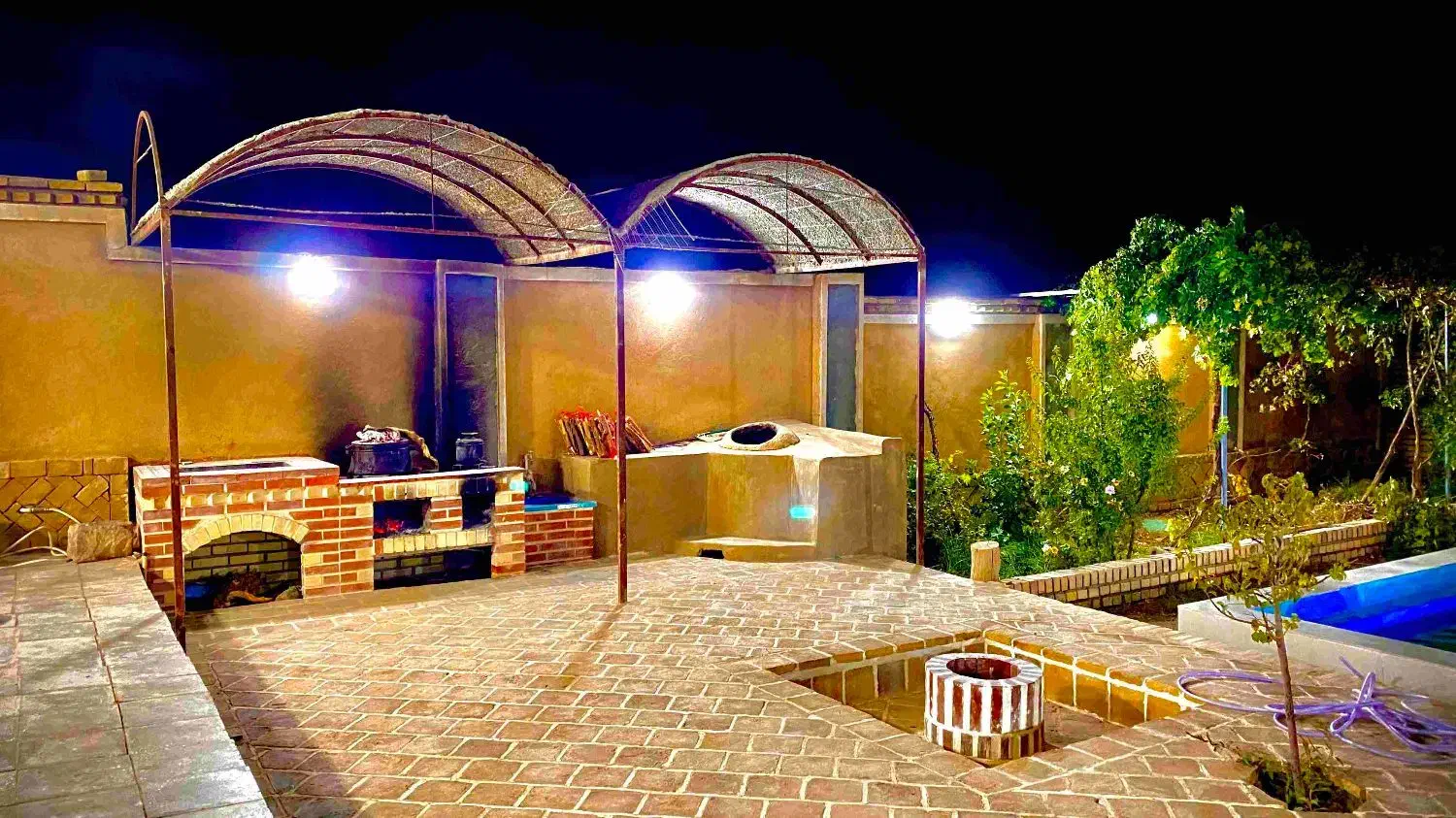 باغ منزل با نمای سنتی و  امکانات رفاهی و پارکینگ|اجارهٔ کوتاه‌مدت آپارتمان و سوئیت|فردوس (خراسان), |دیوار