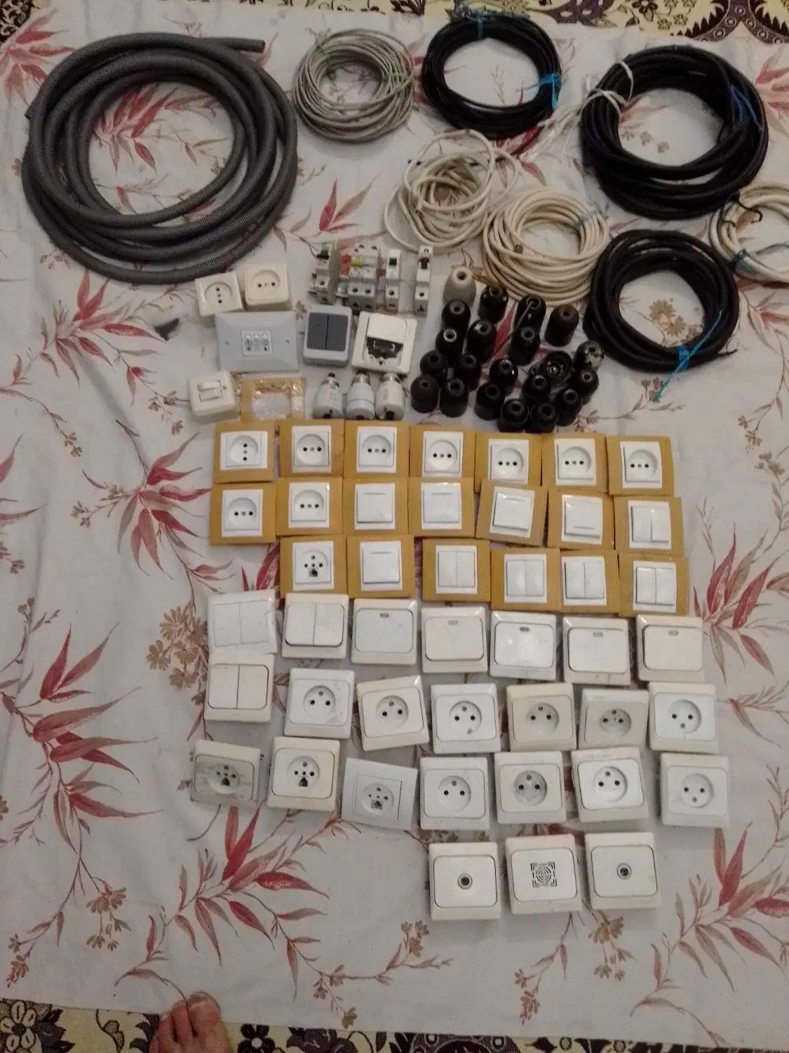 کلیدوپریزوسیم وسر پیچ لامپ|مصالح و تجهیزات ساختمان|تهران, نبی اکرم|دیوار