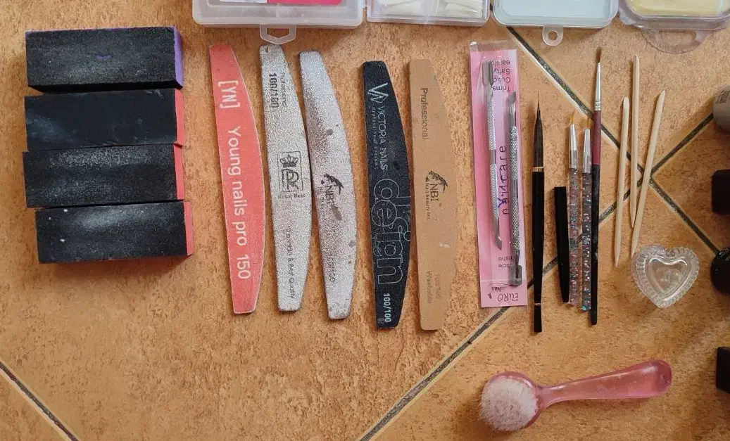 فروش وسایل ناخن|آرایشی، بهداشتی، درمانی|رشت, معلم|دیوار