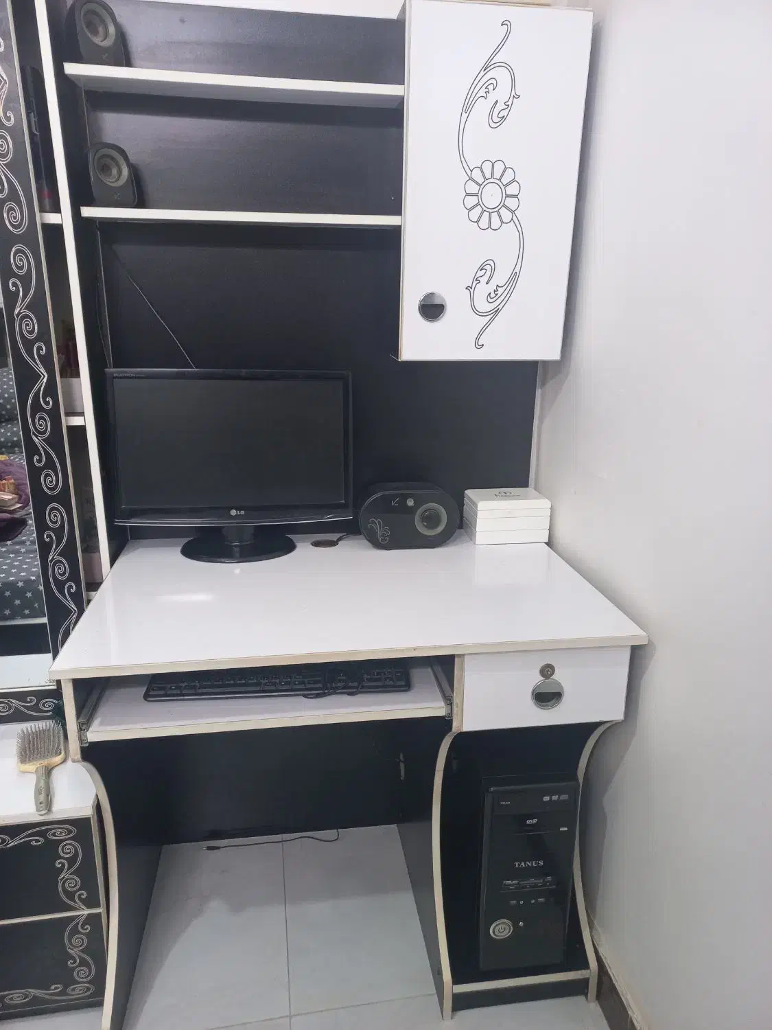 میز کامپیوتر سالم و تمیز|میز تحریر و کامپیوتر|شلمان, |دیوار