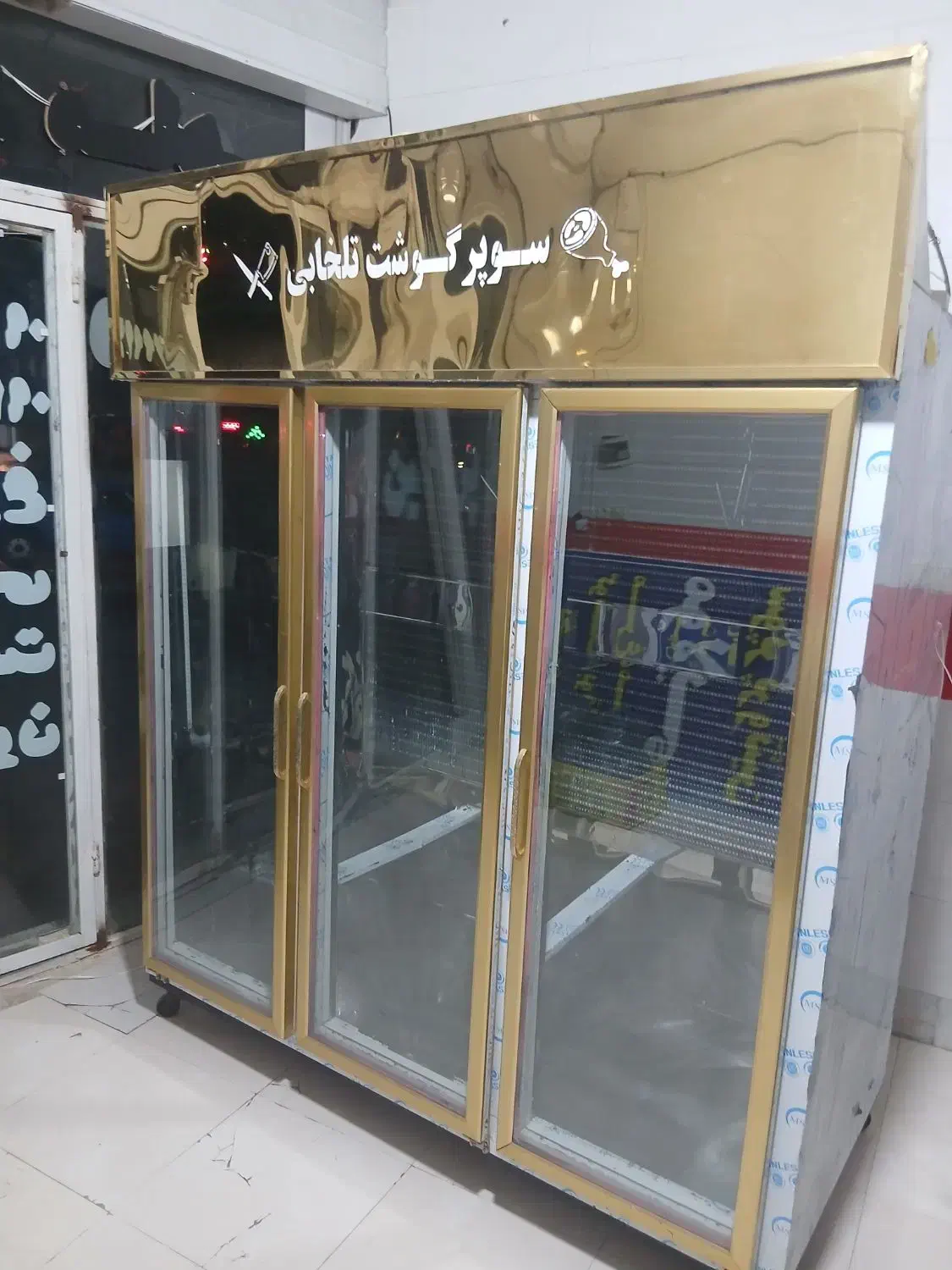 فروش دو عدد یخچال مرغ و گوشت و میزکار و چرخ گوشت|فروشگاه و مغازه|فرمهین, |دیوار