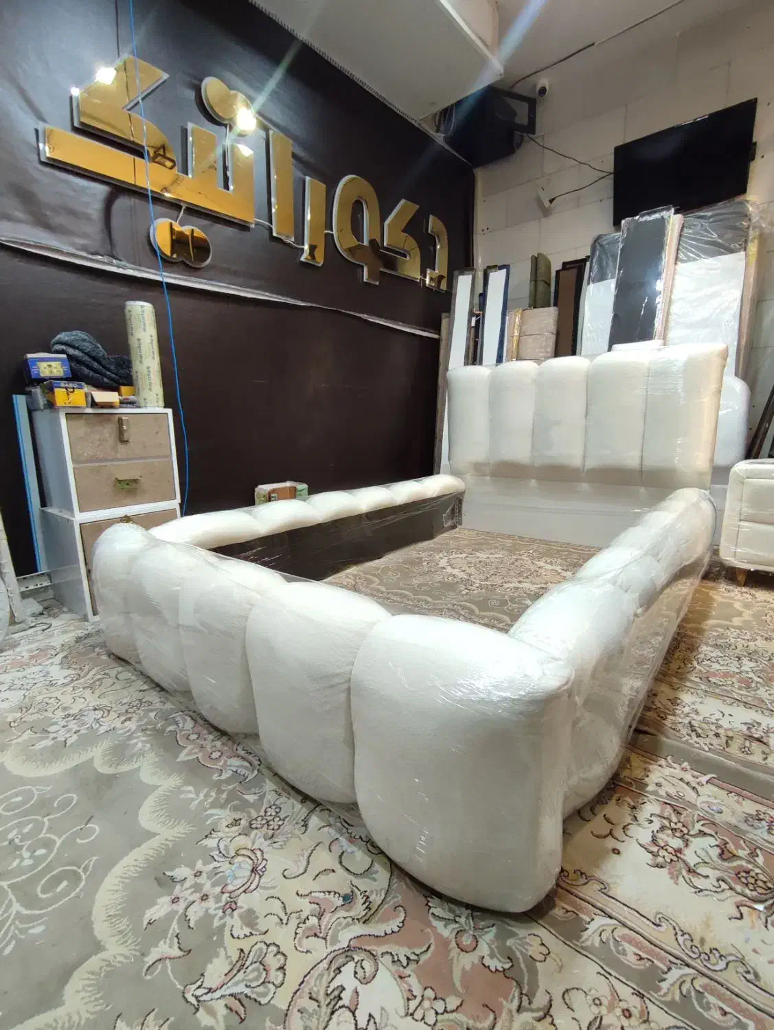 تخت پفکی کینگ دکوراتیک|تخت و سرویس خواب|مشهد, زمرد|دیوار