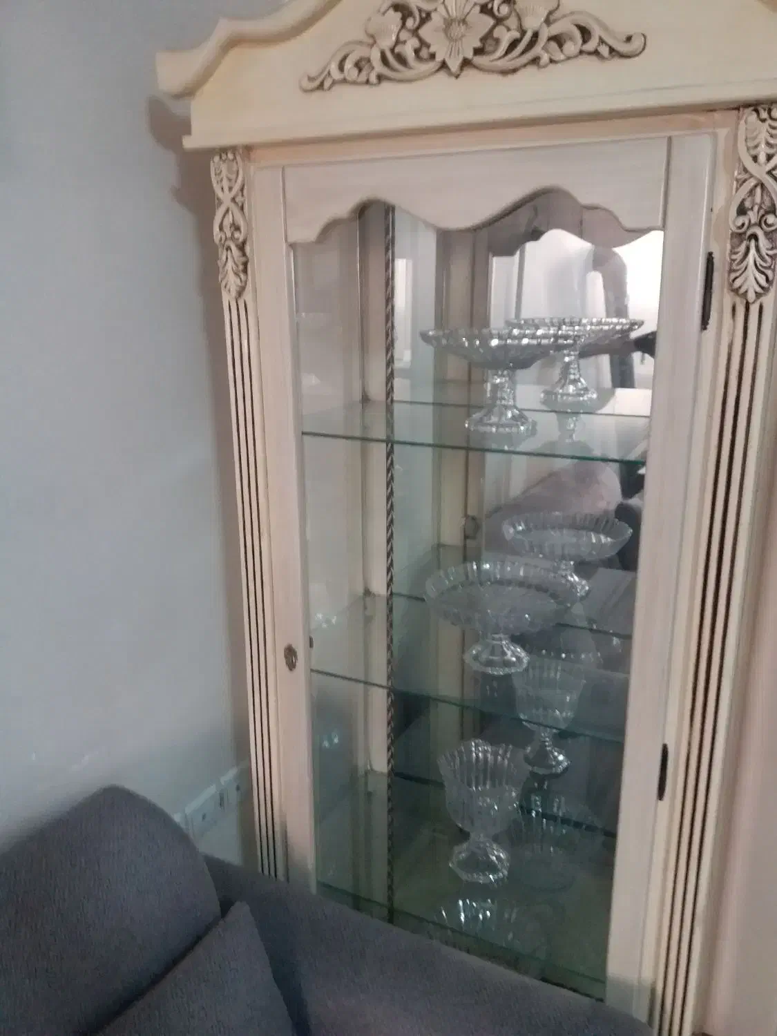 ویترین رنگ استخوانی کارکرده سالم همراه ظروف داخلش|بوفه، ویترین، کنسول|اسلامشهر, شهرک سعیدیه|دیوار