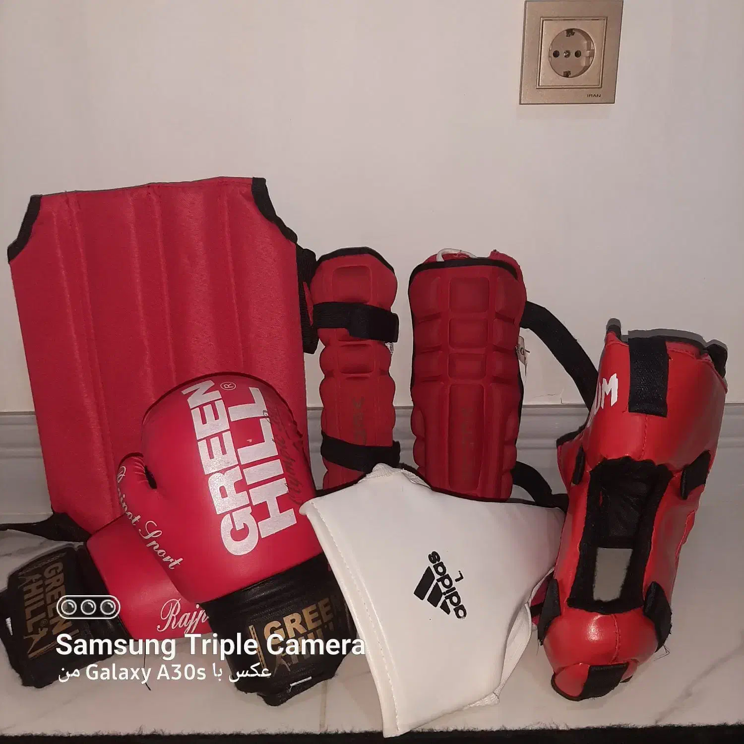 کلاه ودستکش وسایل کینگ بوکس|تجهیزات ورزشی|برخوار, |دیوار