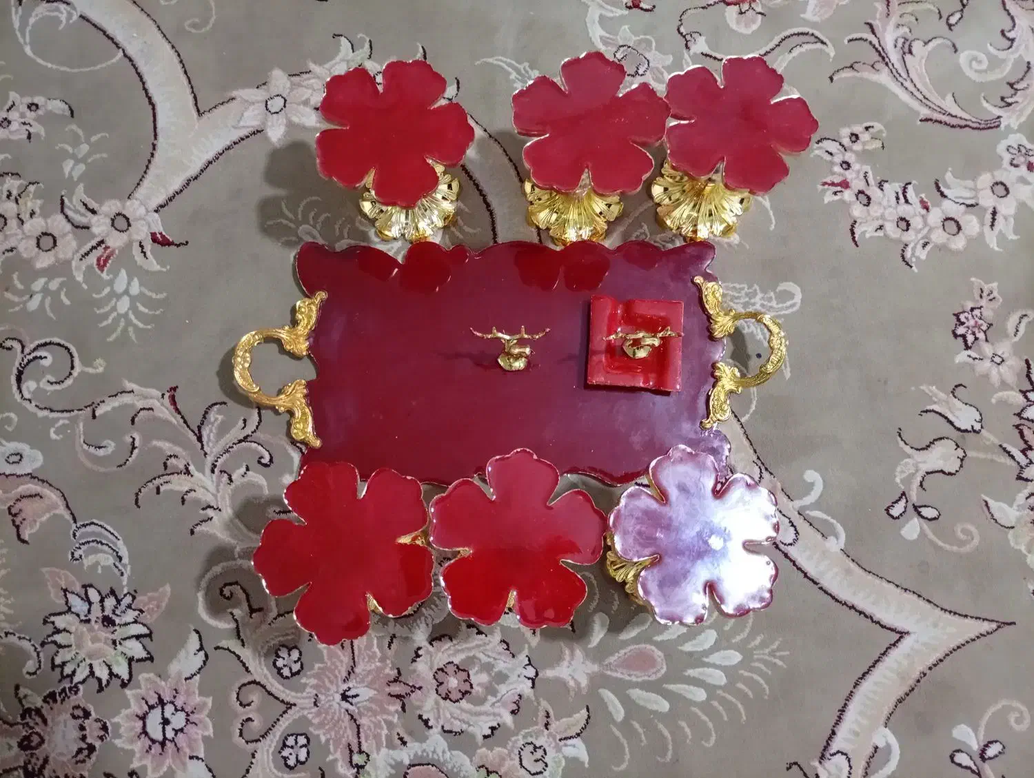 سینی و۶تاشکلاتی ویک جاسیکار فقط 2500000|مجسمه، تندیس، ماکت|پارس‌آباد, |دیوار