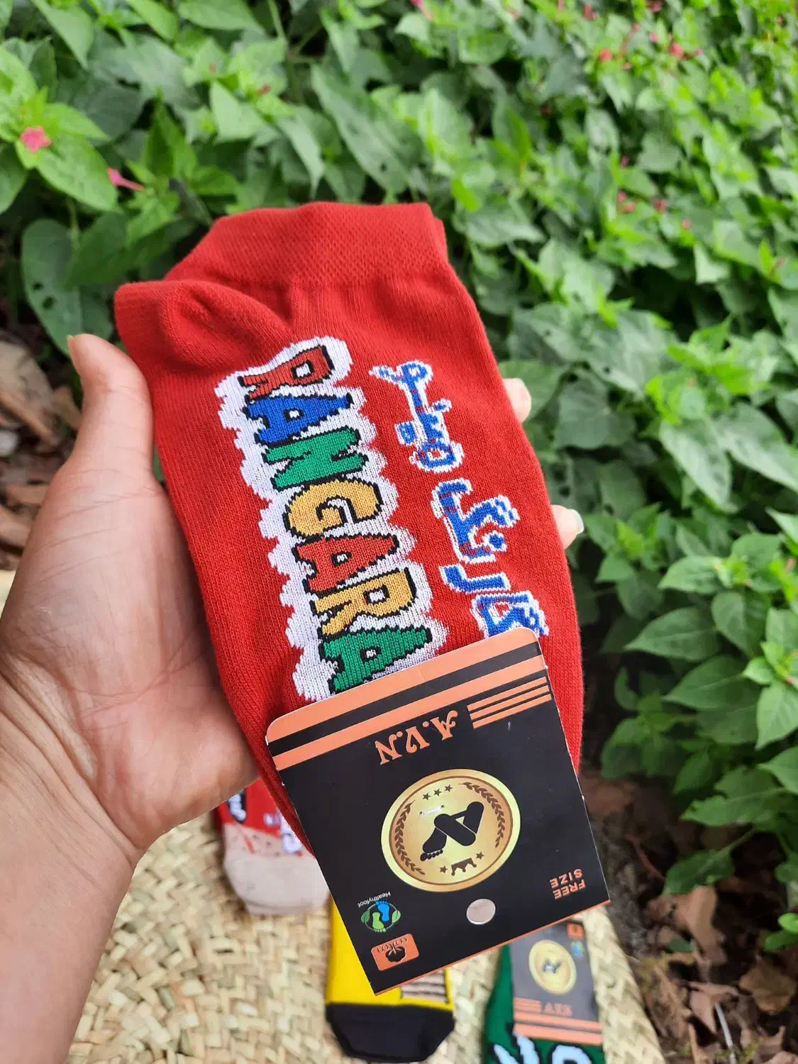 جوراب نوستالژی ساقه طلایی|لباس|رشت, هلال احمر|دیوار