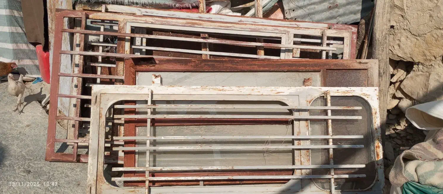 پنجره آهنی 2/1 سالم درحدنو|مصالح و تجهیزات ساختمان|هلیلان, |دیوار