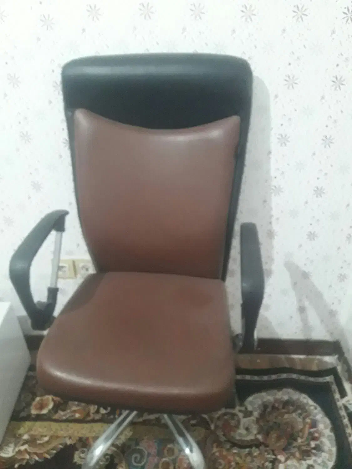 صندلی مدیریت ،کامپیوتر ،چرخدار|مبلمان اداری|شیراز, قلعه شاهزاده بیگم|دیوار