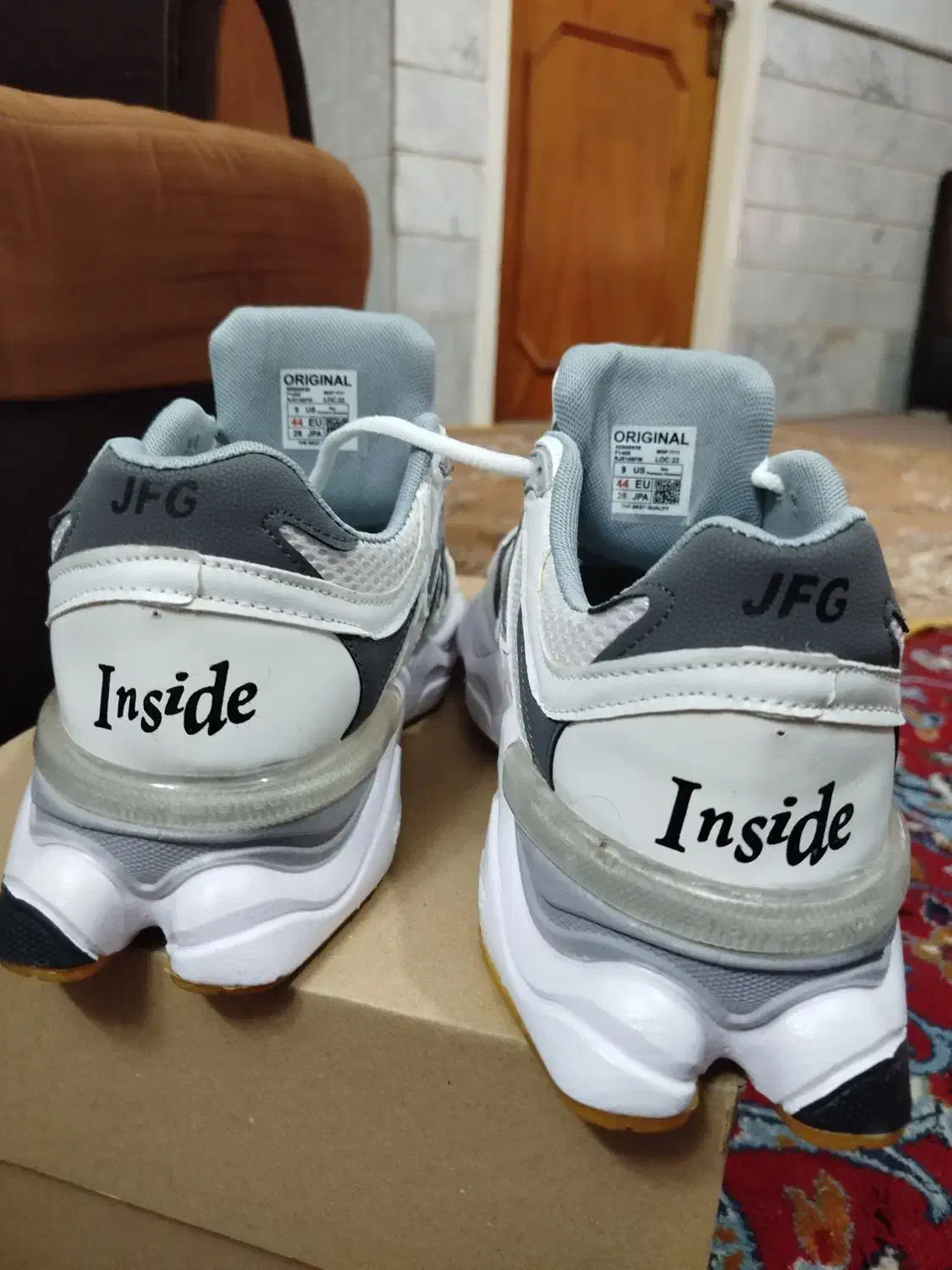 یک جفت کتونی نیو بالانس|کیف، کفش، کمربند|قم, هفت تیر|دیوار