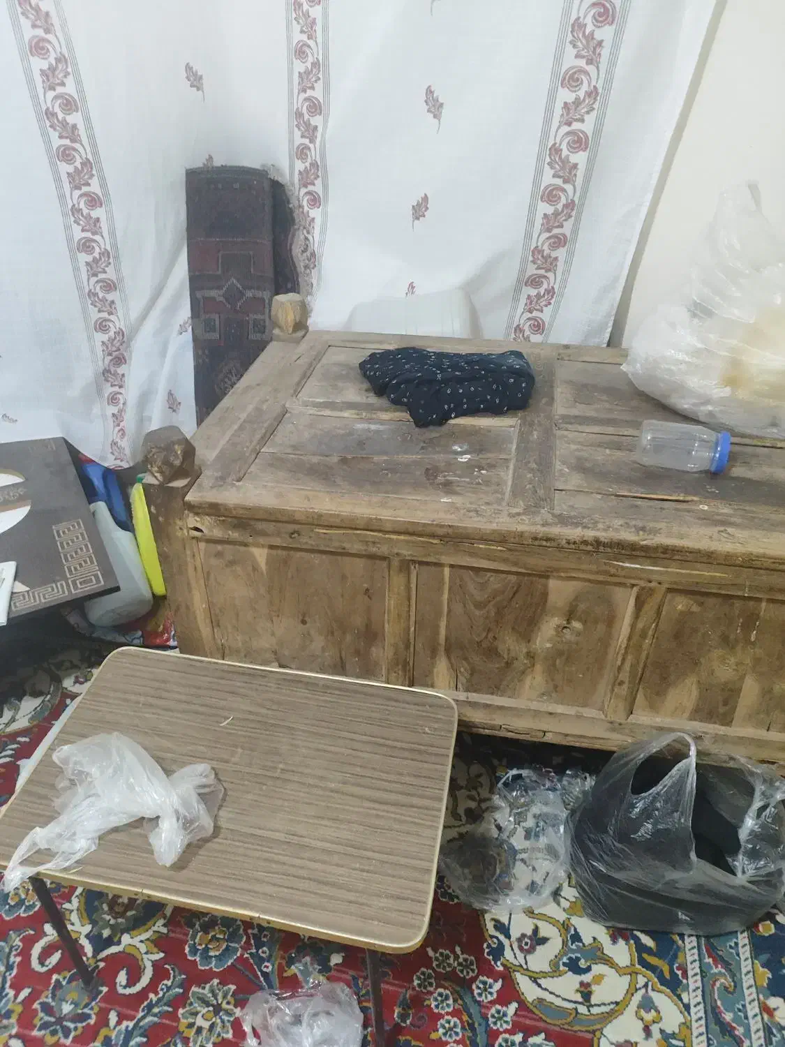 صندوق چوبی سنتی بزرگ قدیمی و محکم|صنایع دستی و سایر لوازم تزئینی|بیرجند, |دیوار