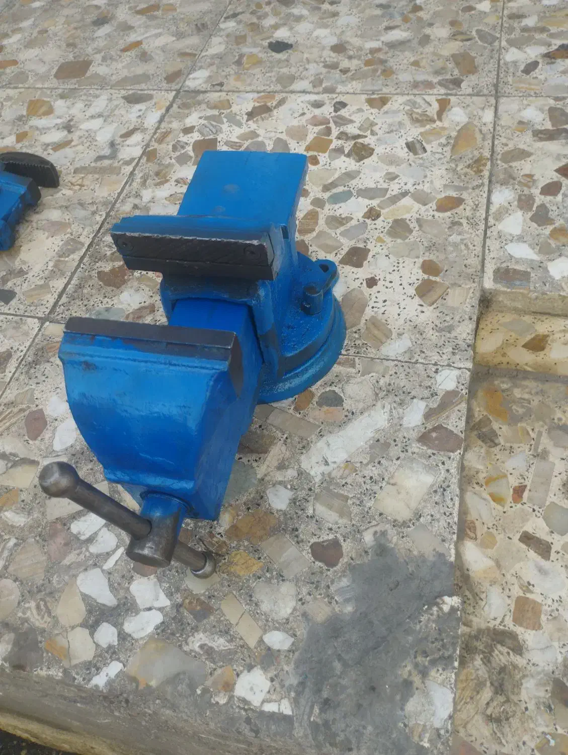 گیره|کلکسیون اشیاء عتیقه|اهواز, زیتون کارگری|دیوار