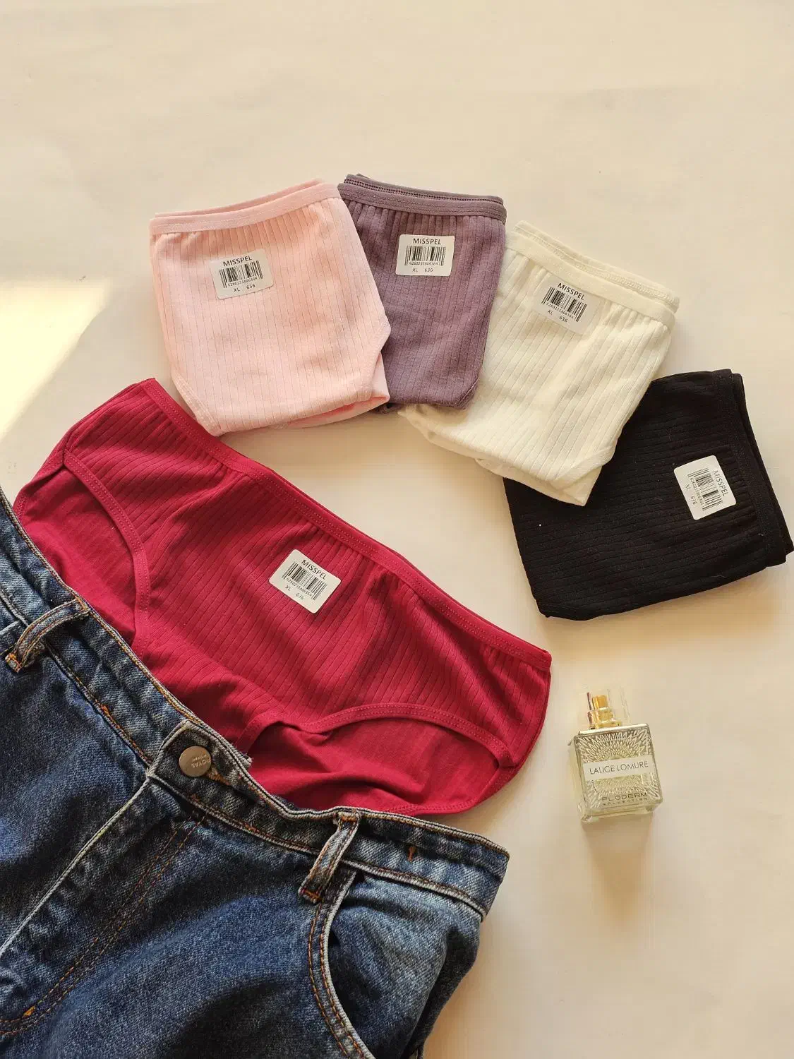 لباسزیرنخی|لباس|لاهیجان, شیشه گران|دیوار