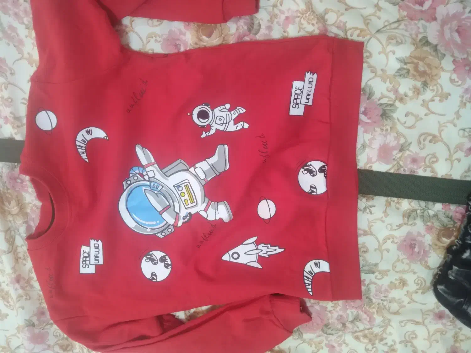 فضانورد با شلوار لی|کفش و لباس بچه|قم, انسجام|دیوار