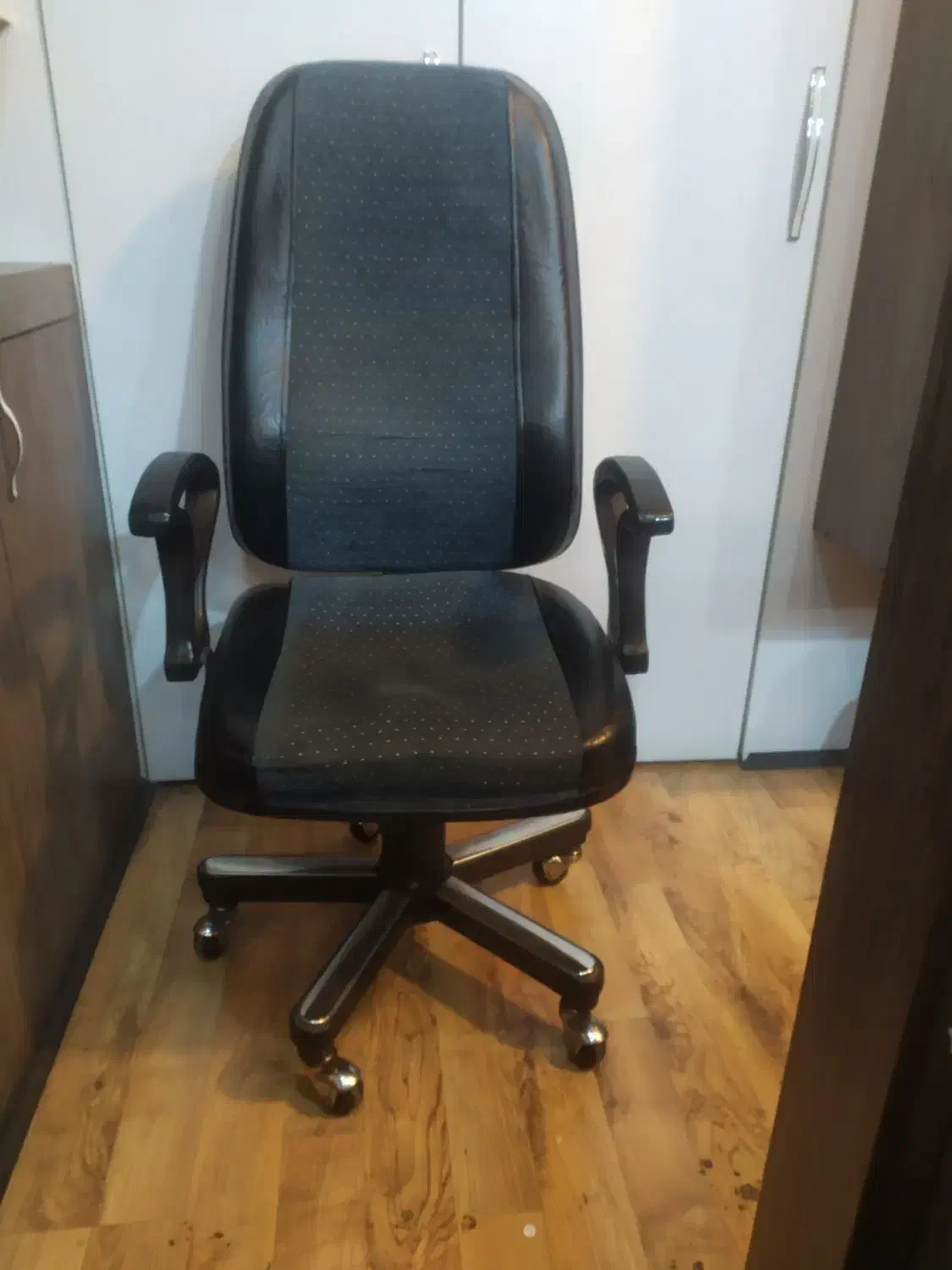 دو عدد صندلی و یک عدد کاناپه|مبلمان خانگی و میز عسلی|شیراز, شهرک قمشه|دیوار