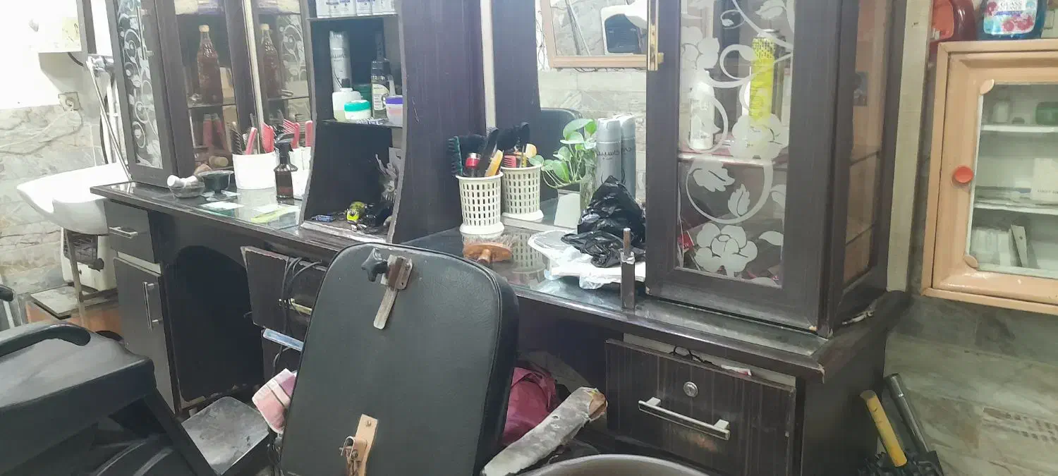 میزکار آرایشگری با آینه|آرایشگاه و سالن‌های زیبایی|رشت, سلیمانداراب|دیوار