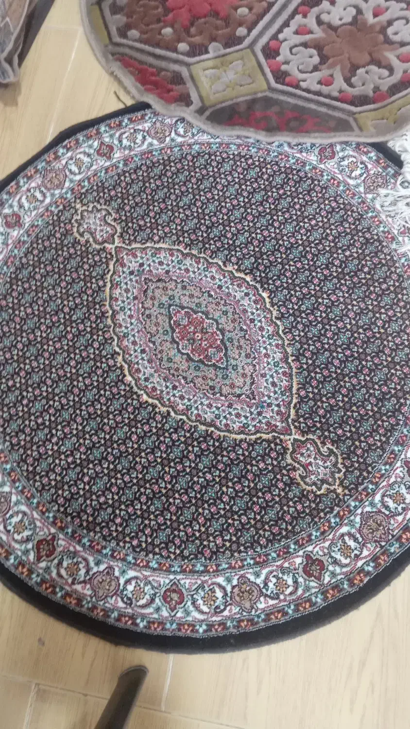 فرش دایره اصلی نو۱۵۰۰۰۰۰تومان نوزیرقیمت هریکی|فرش|ارومیه, |دیوار