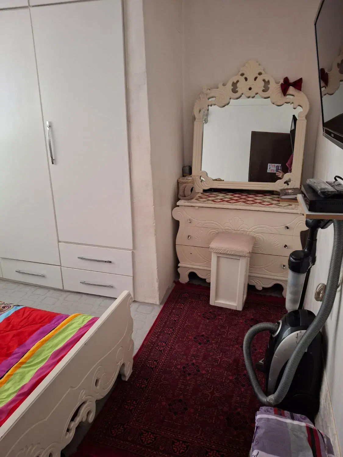 تخت و کمد|تخت و سرویس خواب|گلوگاه, |دیوار