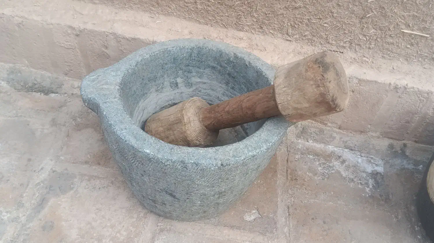 هاون سنگی با دسته چوبی|کلکسیون اشیاء عتیقه|قائن, |دیوار