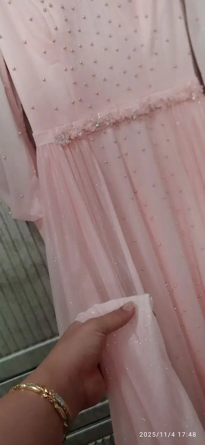 مروارید دوز شده یک بار تن‌ خورده|لباس|قم, بنیاد|دیوار