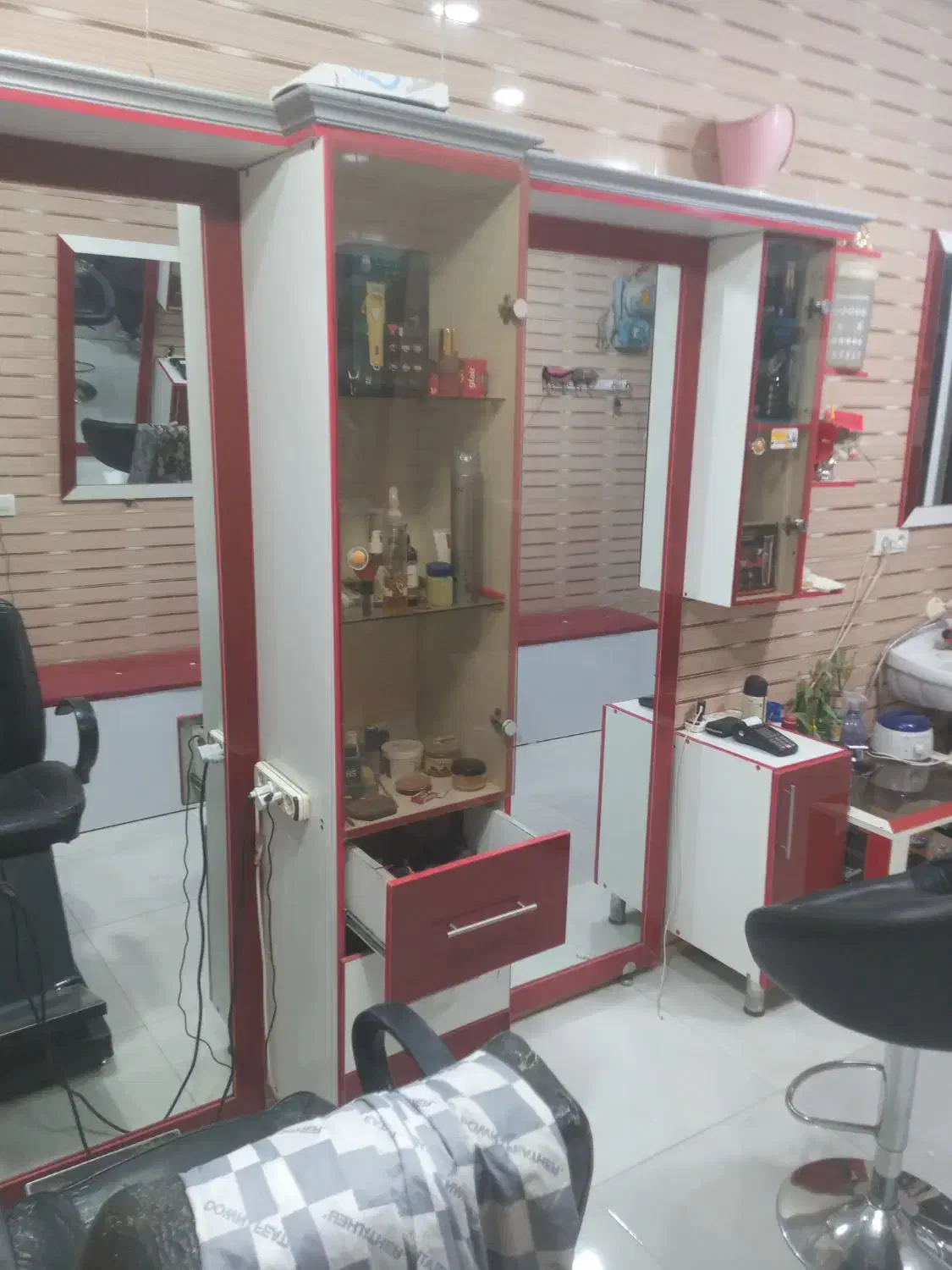 دکور ارایشگاه بسیار زیبا بخاطر تغیر دکراسیون|آرایشگاه و سالن‌های زیبایی|زابل, |دیوار