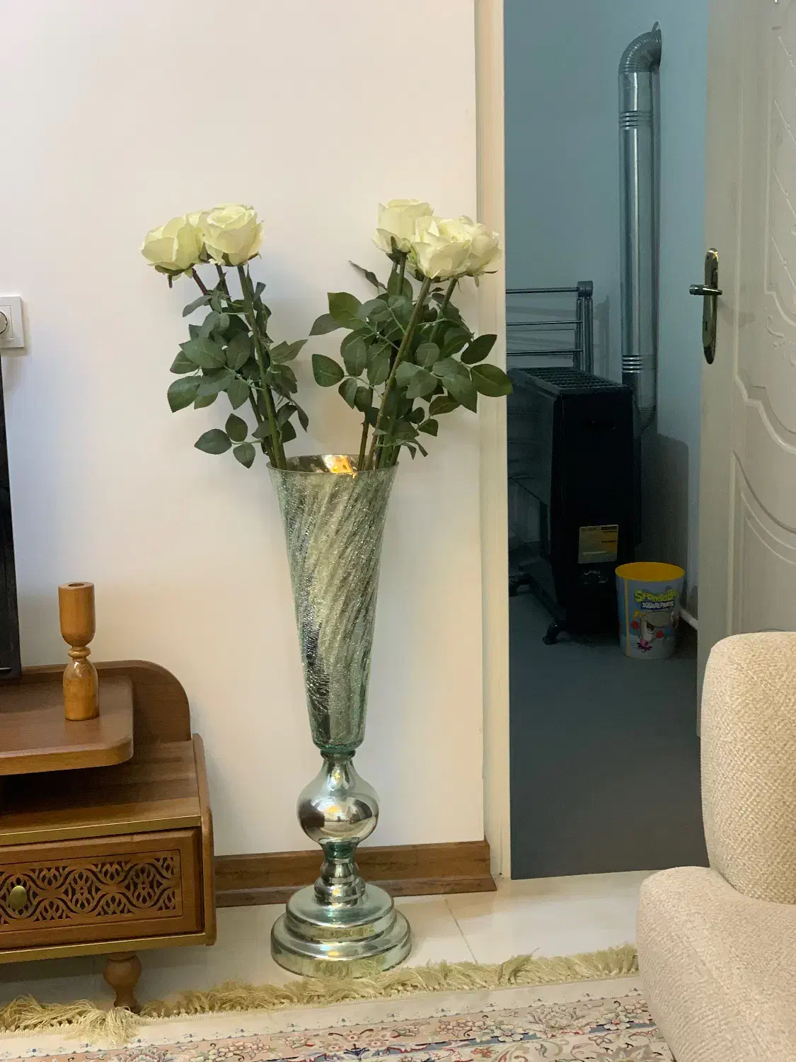 گلدان با گل های رز مخمل سفید|گل مصنوعی|ساری, |دیوار