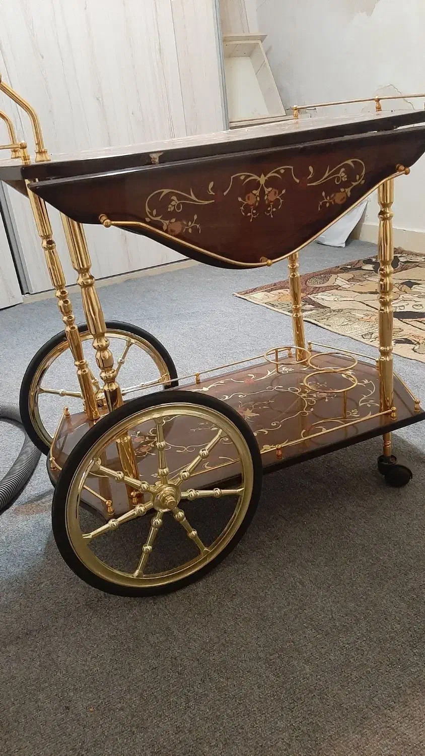 میز پذیرایی و بار نوشیدنی در زیر آن.دو طبقه|مبلمان خانگی و میز عسلی|تهران, شهران شمالی|دیوار