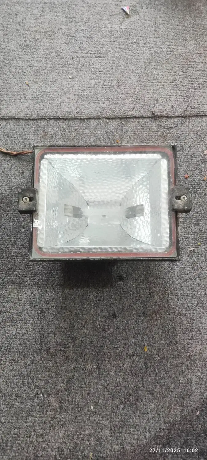 نورافکن قدیمی|لامپ و چراغ|نجف‌آباد, ویلاشهر|دیوار