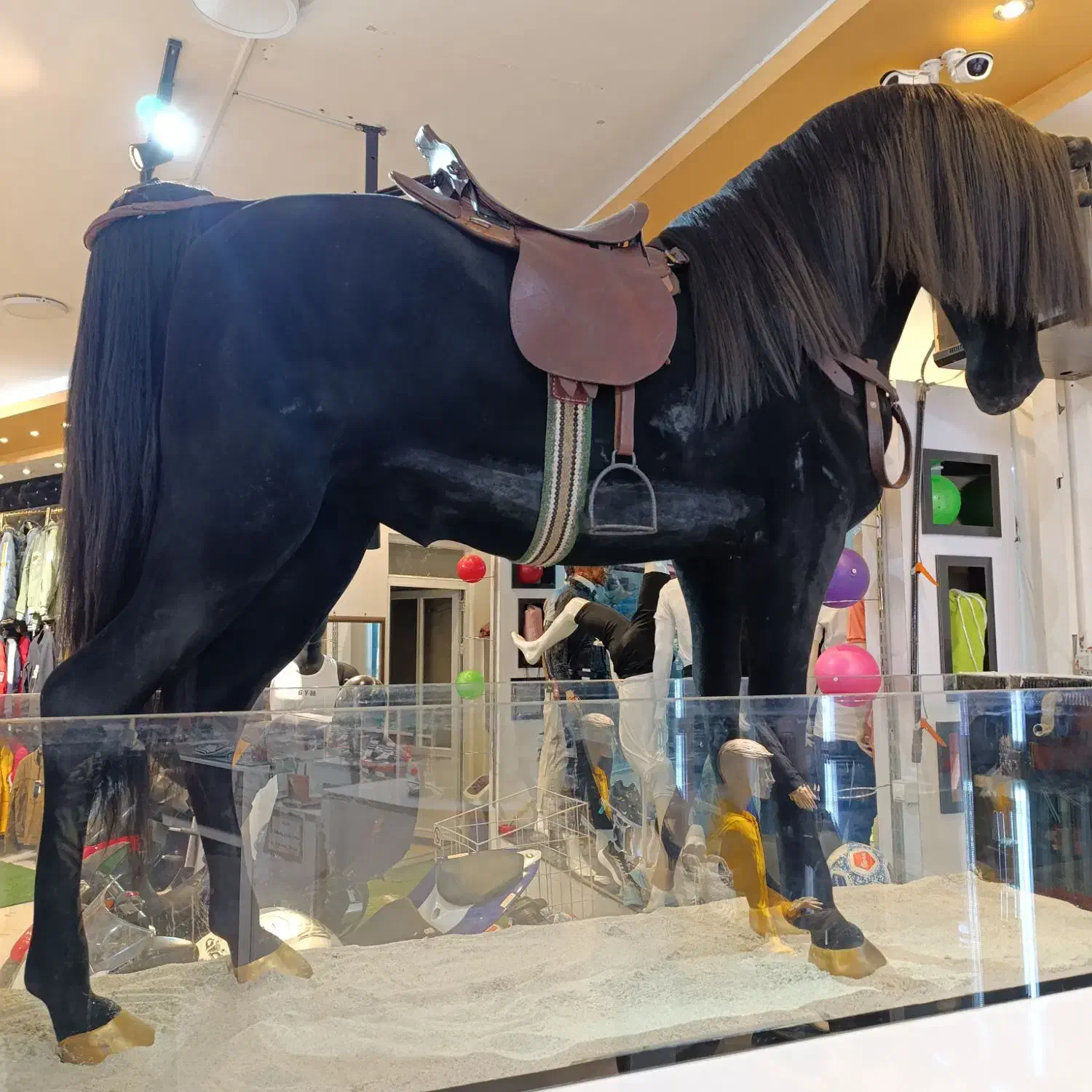 مجسمه ی بزرگ اسب زیبا|مجسمه، تندیس، ماکت|برخوار, |دیوار