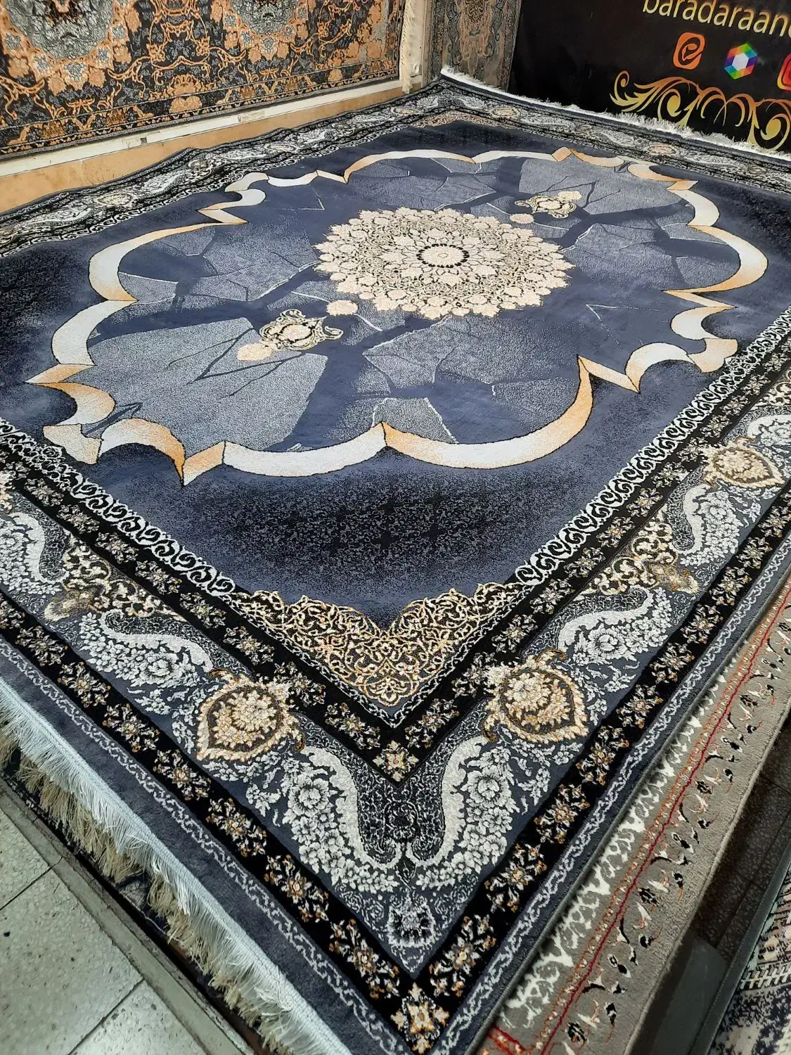 فرش ۷۰۰ شانه|فرش|مشهد, مصلی (کارمندان اول)|دیوار